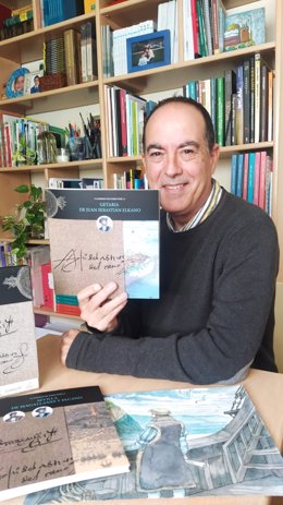 El ilustrador Arturo Redondo con el libro 'Cuaderno de paseo por la Getaria de Elkano',