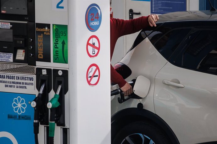 Archivo - Un hombre reposta carburante en una gasolinera