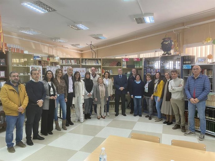 El delegado de Desarrollo Educativo y FP y de Universidad, Investigación e Innovación, José Francisco Viso (centro), junto a directores de centros educativos de la Vega del Guadalquivir.
