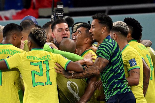 Los jugadores de la selección brasileña celebran el gol de Casemiro ante Suiza en el Mundial de Catar