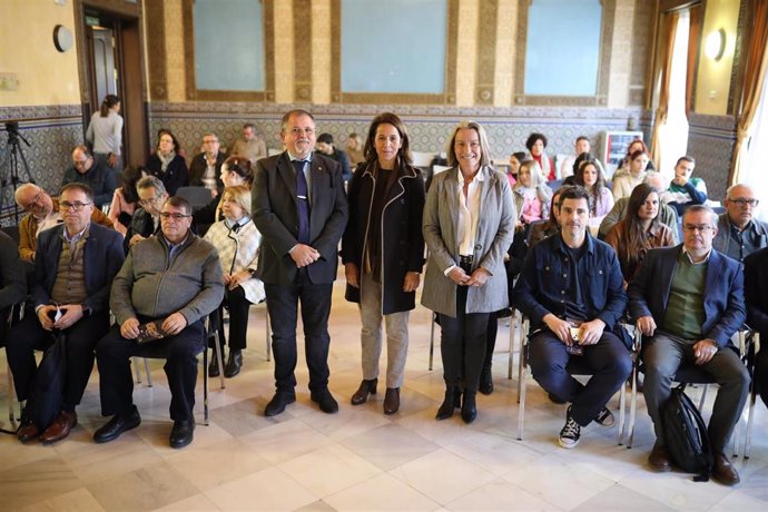 Autoridades en la inauguración de la jornada 'El perol cordobés como valor en la restauración y el turismo'.