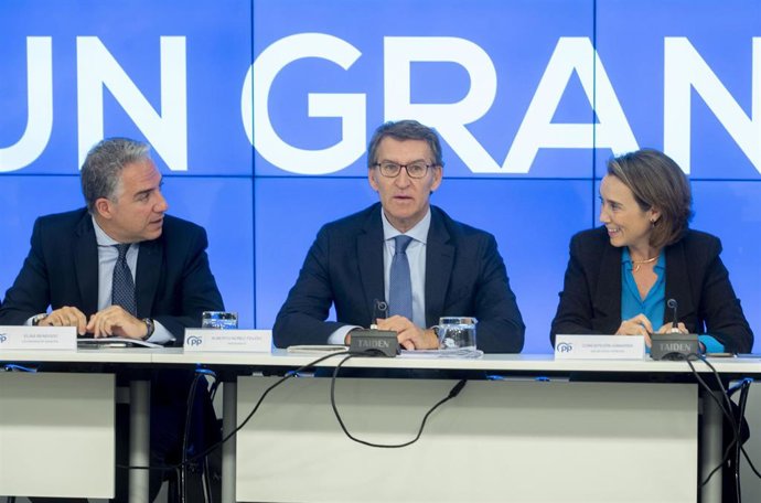 (I-D) El coordinador general del PP, Elías Bendodo; el presidente del PP, Alberto Núñez Feijóo, y la secretaria general del PP, Cuca Gamarra, ofrecen una rueda de prensa tras presidir la reunión del Comité Ejecutivo Nacional del PP, en la sede nacional 