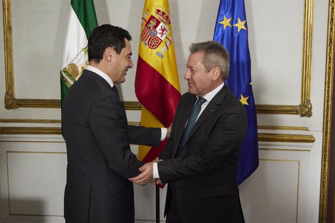 El presidente de la Junta de Andalucía, Juanma Moreno, (i) saluda al presidente de Airbus España, Alberto Gutiérrez, (d) a 28 de noviembre de 2022 en Sevilla (Andalucía, España). Airbus, es una gran empresa de aeronáutica con sede en Sevilla. el preside