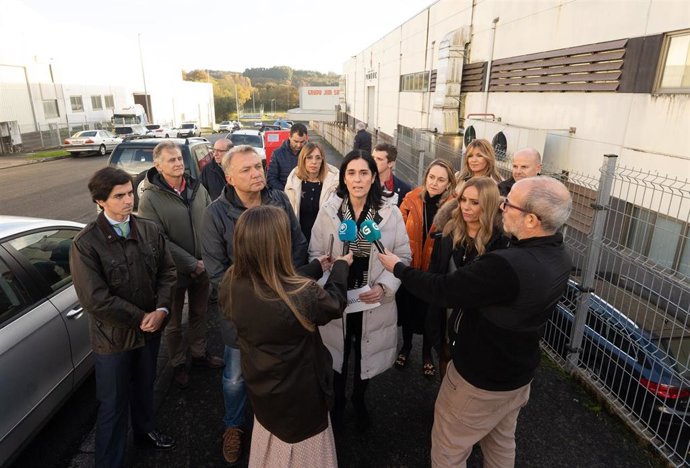 Paula Prado junto a miembros de la comisión de industria del PP en Palas de Rei