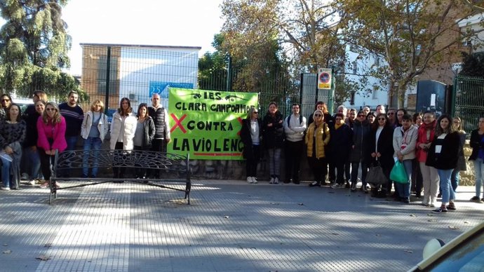 Profesores concentrados a las puertas del IES Clara Campoamor de Huelva en apoyo a la profesora agredida verbalmente.