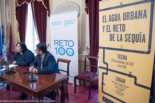 La presidenta de Aguas de Cádiz, Ana Fernández, y  el presidente del Consorcio de Aguas de la Zona Gaditana, Jorge Rodríguez, en la presentación de la jornada el agua urbana y el reto de la sequía en Cádiz. ARCHIVO