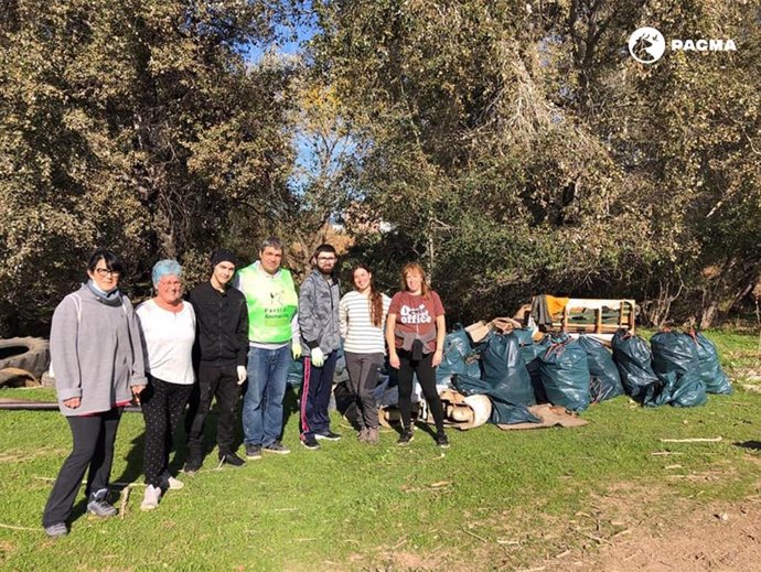 Luna (centro), junto a voluntarios de Pacma que han recogido 40 sacos de basura en el entorno del arroyo Rabanales.