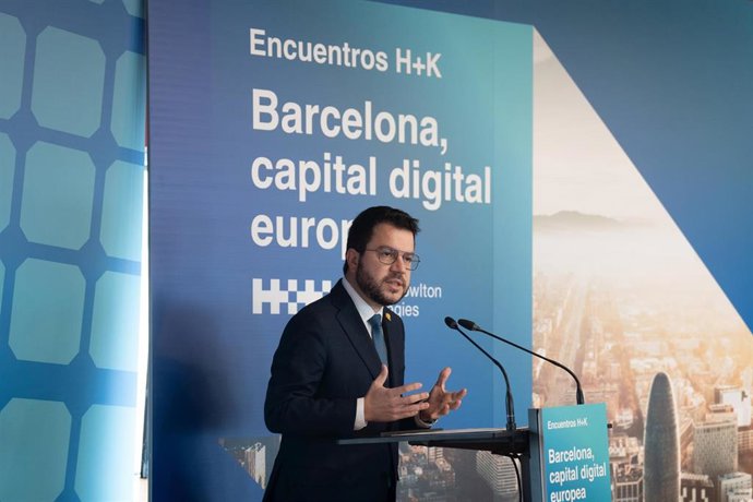 El presidente de la Generalitat, Pere Aragons, interviene durante la clausura de los II Encuentros H+K en el Mirador del CCCB, a 18 de noviembre de 2022, en Barcelona, Cataluña (España).  
