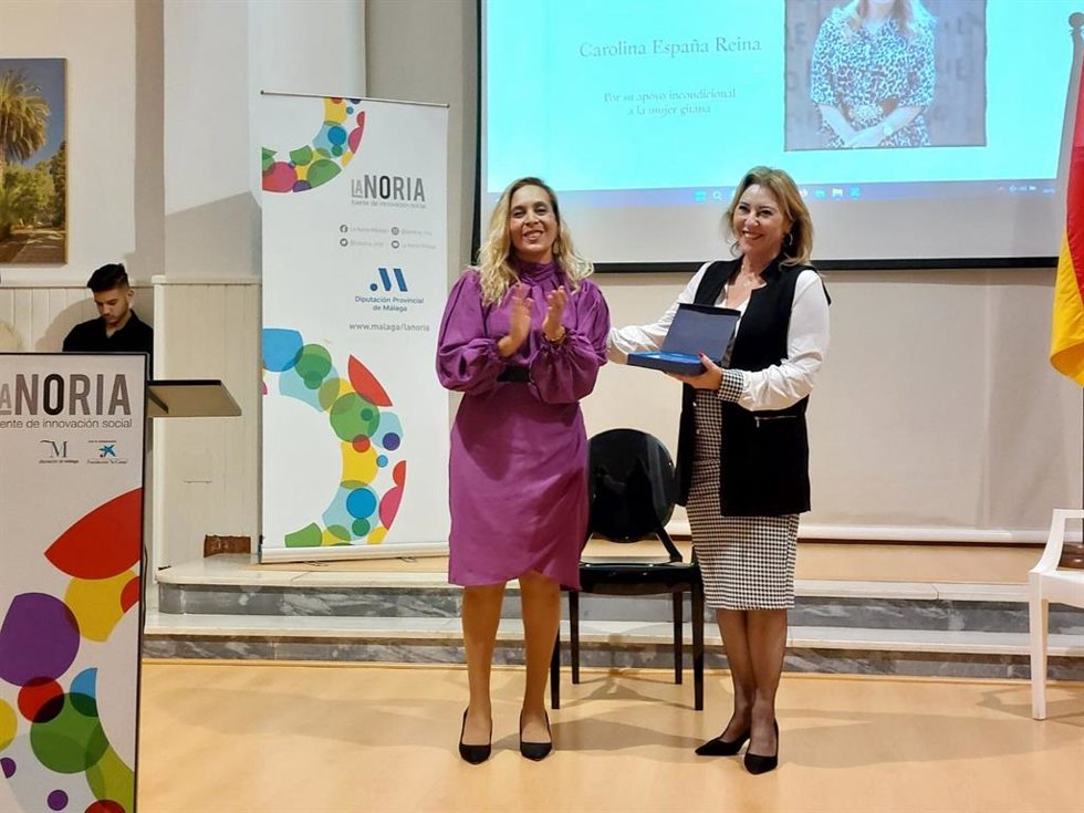 Carolina España recoge el premio DOSTA por "su apoyo y confianza" a las mujeres gitanas