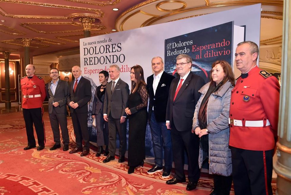 Presentación en el Teatro Arriaga de "Esperando al diluvio", última novela de Dolores Redondo