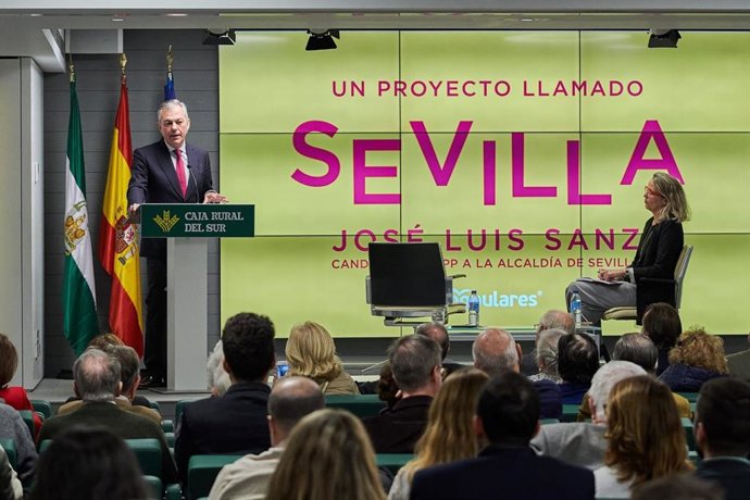 Sanz dice que en Sevilla "no cabe un alojamiento turístico más" y promete "equilibrio" entre viajeros y locales