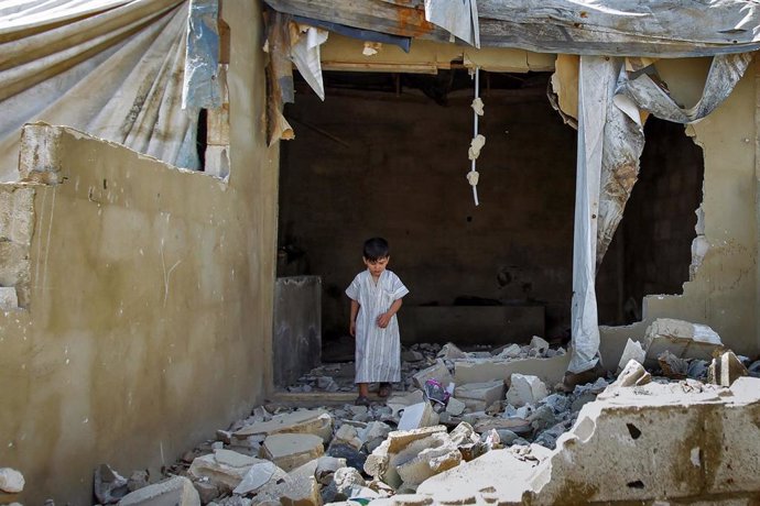 Archivo - Un niño refugiado sirio en un campamento de refugiados sirios en la ciudad de el-Marj, en el valle de Bekaa en Líbano  