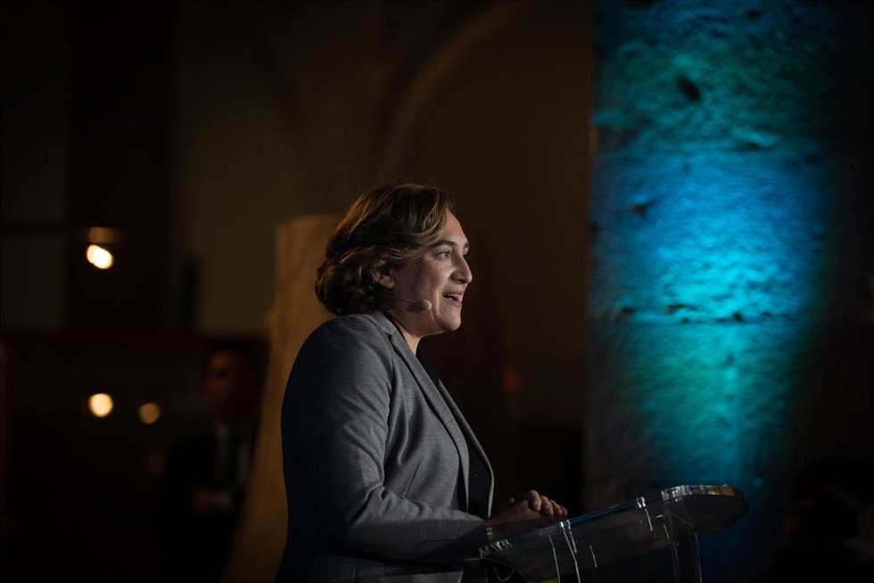 La alcaldesa de Barcelona, Ada Colau, interviene durante la presentación de la 37 edición de la Copa América de la Vela en el Museu Marítim, a 16 de noviembre de 2022, en Barcelona, Cataluña (España).