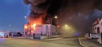 Controlado el incendio en la nave industrial de Carmona (Sevilla) en el que todavía persiste "un pequeño foco"