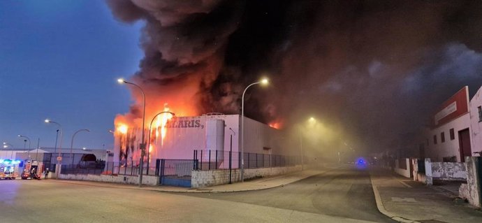 Controlado el incendio en la nave industrial de Carmona en el que todavía persiste "un pequeño foco"
