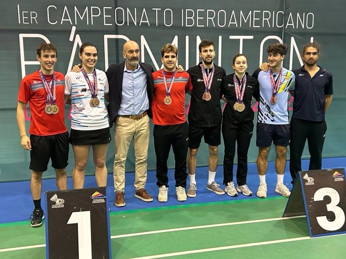 De izquierda a derecha: Jacobo Fernández, Paula López, Andoni Azurmendi, Rubén García, Carlos Piris, Ania Setién, Joan Monroy y el técnico Manu Vázquez