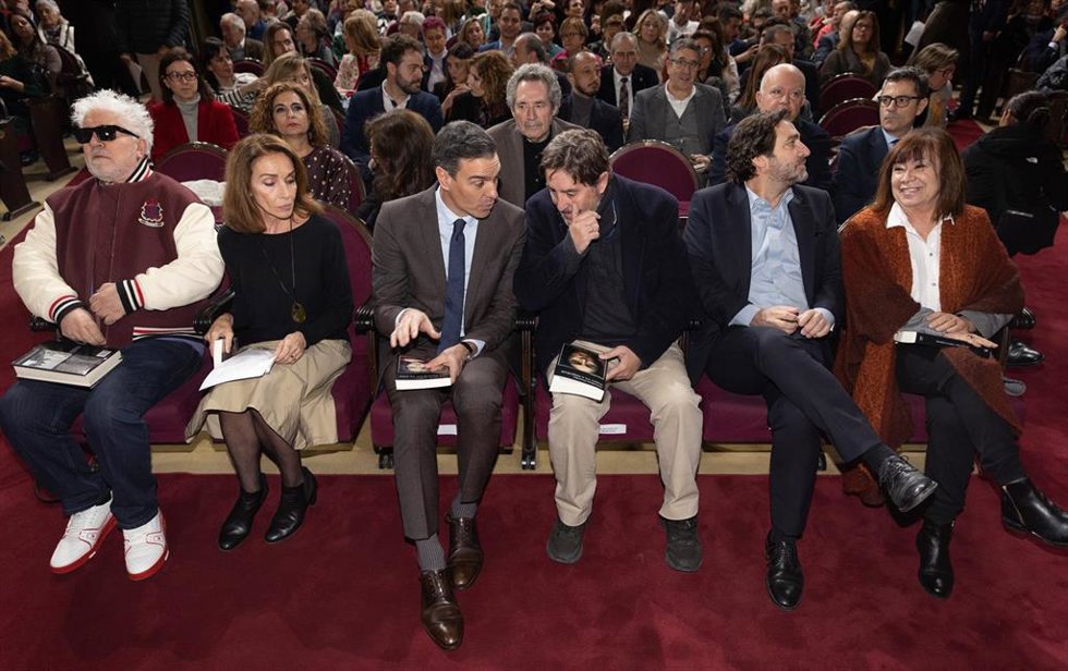 (I-D) El director de cine Pedro Almodóvar; la cantante Ana Belén; el presidente del Gobierno, Pedro Sánchez; el escritor y director del Instituto Cervantes, Luis García Montero; el director del Ateneo de Madrid, Luis Arroyo y la presidenta del PSOE, Cri