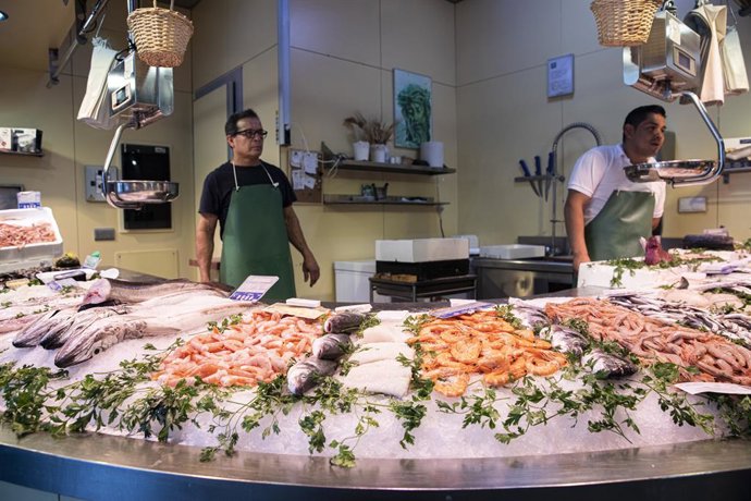 Archivo - Arxivo - Peixateria en un mercat de provements