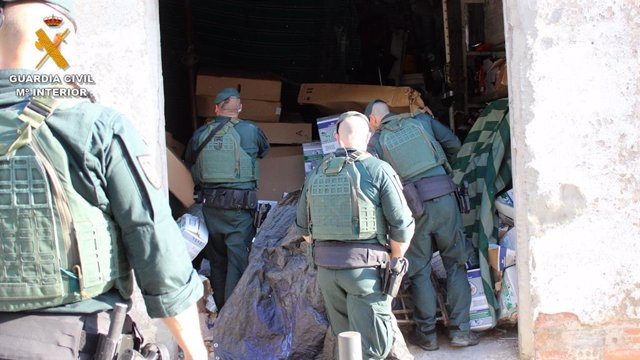 La Guardia Civil de Navarra ha desarticulado una organización criminal dedicada al robo en el interior de camiones en áreas de descanso o de servicio mediante el método del 'lonero'.