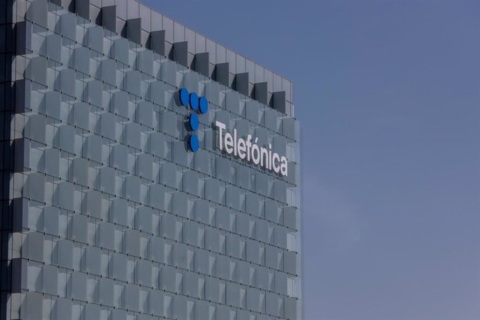 Archivo - Fachada de la sede de la multinacional española Telefónica en Madrid.