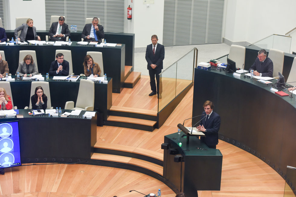 El alcalde de Madrid, José Luis Martínez-Almeida, interviene durante una sesión ordinaria del Pleno Municipal, en el Ayuntamiento de Madrid, a 29 de noviembre de 2022