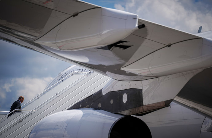 23 August 2022, Canada, Toronto: German Chancellor Olaf Scholz walks up the gangway to the Air Force Airbus A340 for the onward flight to Newfoundland. Photo: Kay Nietfeld/dpa