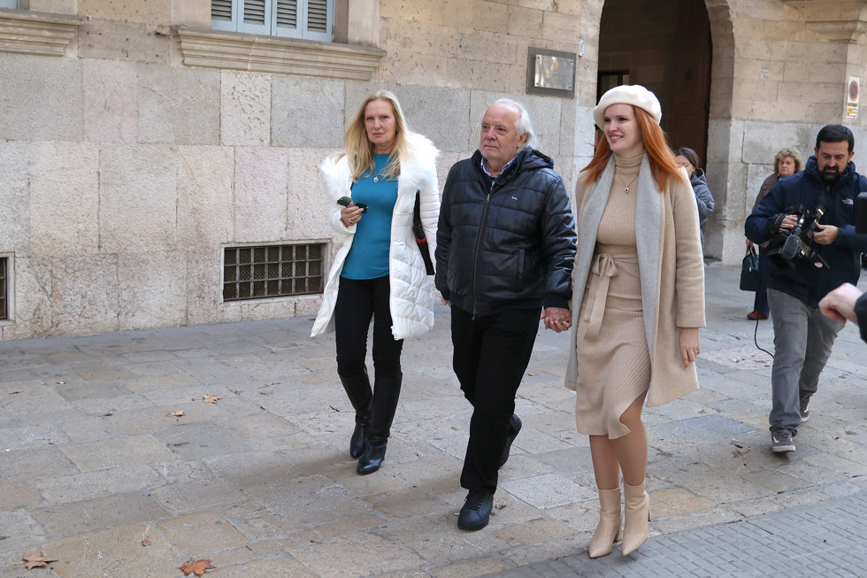 El empresario y magnate del ocio nocturno mallorquín Bartolomé Cursach (c) a su salida de la Audiencia Provincial de Baleares junto a su mujer e hija, a 29 de noviembre de 2022, en Palma de Mallorca, Mallorca, Islas Baleares (España). 