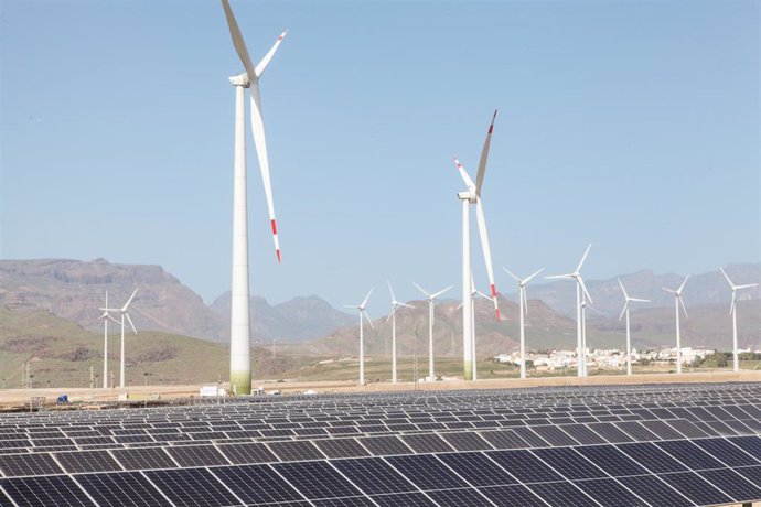 Archivo - Aerogeneradores y paneles solares en la inauguración del mayor complejo de generación de energías renovables de Canarias, a 27 de octubre de 2022, en San Bartolomé de Tirajana, Gran Canaria, Canarias (España)