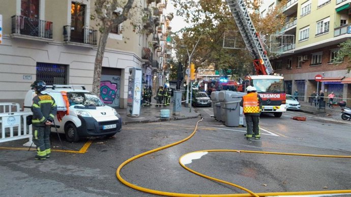 Dotaciones de Bombers de Barcelona trabajan en la extinción del incendio de una vivienda en la calle Rosselló del Eixample de Barcelona