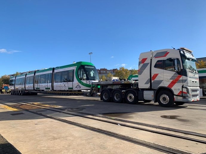 La primera unidad de la ampliación de la flota de trenes del metro de Málaga sale desde Zaragoza