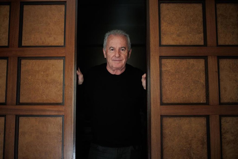 El cantautor Víctor Manuel posa para Europa Press durante una entrevista, a 28 de noviembre de 2022, en Madrid (España). Víctor Manuel estrena disco con el que también celebra su 75 cumpleaños. 
