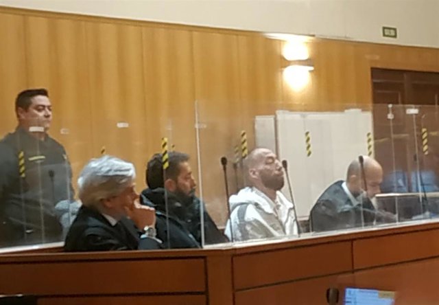Los dos acusados, entre sus abogados, durante la vista de conformidad celebrada en la Audiencia de Valladolid.