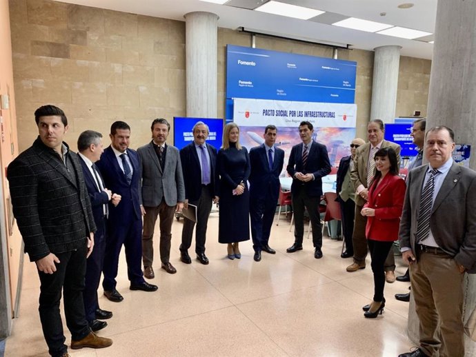 El consejero de Fomento e Infraestructuras, José Ramón Díez de Revenga, preside la constitución de la Comisión de seguimiento del Pacto por las Infraestructuras