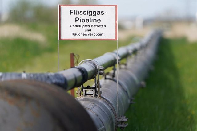 Archivo - FILED - 22 April 2022, Schleswig-Holstein, Brunsbuettel: A general view of a liquefied natural gas pipeline at the North Sea Gas Terminal. Qatar announced on Tuesday that Qatar Energy has reached agreement with Berlin on liquefied natural gas (L
