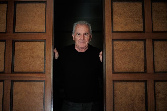 El cantautor Víctor Manuel posa para Europa Press durante una entrevista, a 28 de noviembre de 2022, en Madrid (España). Víctor Manuel estrena disco con el que también celebra su 75 cumpleaños. Este nuevo trabajo discográfico es su primera antología y s