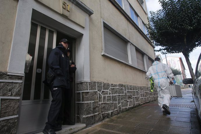 Un agente de Policía Nacional en la puerta de la vivienda donde han hallado muerta a una mujer de 42 años, a 28 de noviembre de 2022, en Lugo, Galicia (España). El cuerpo de una mujer ha sido hallado sin vida a última hora de ayer domingo, 27 de noviemb
