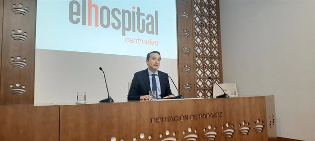 El vicepresidente primero de la Diputación de Badajoz, Ricardo Cabezas, presenta las actividades programadas para el mes de diciembre en El Hospital.