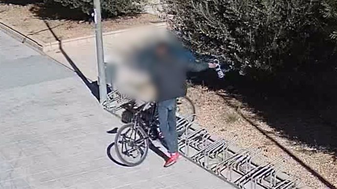El presunto autor de 14 robos de bicicletas y patinetes eléctricos en una imagen captada mientras perpetraba uno de estos delitos.