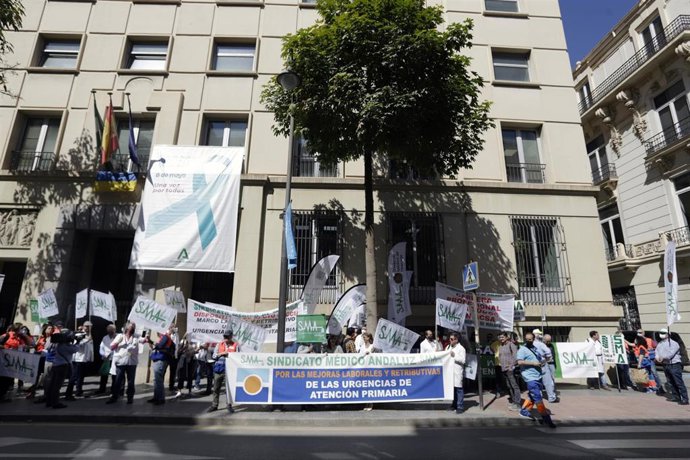 Archivo - Imagen de archivo de la concentración del Sindicato Médico Andaluz, el pasado 9 de mayo en Málaga, para reivindicar una atención primaria de calidad.