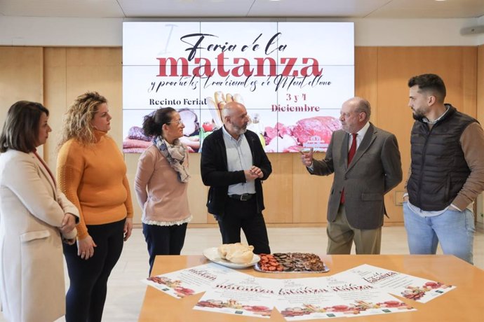 El presidente de la Diputación de Sevilla, Fernando Rodríguez Villalobos, y el alcalde de Montellano, Curro Gil, en la presentación de la I Feria de la Matanza.