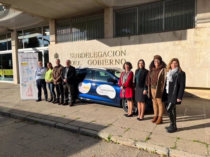 La subdelegada del Gobierno en Córdoba, Rafaela Valenzuela (cuarta por la dcha.), en la presentación de 'La Administración Cerca de Ti'.