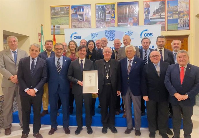 Monseñor Saiz y el presidente de la CES, ambos en el centro, durante el acto de bendición de la 'Casa de las empresas' de las CES.