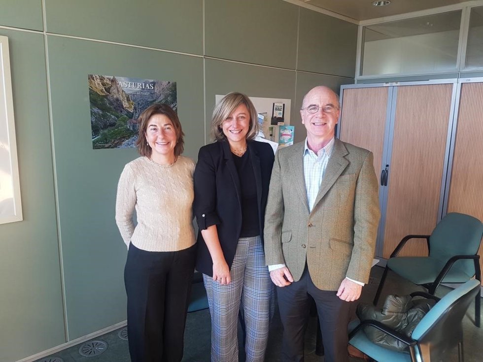 El presidente del Colegio de Veterinarios de Asturias (ICOVA), Armando Solís, y Rocío Quince, miembro de la junta directiva, con la directora general de Ganadería y Sanidad Animal del Principado de Asturias, Rocío Huerta.