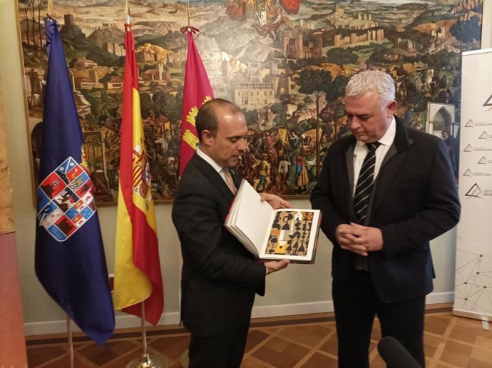 El presidente de las Cortes, Pablo Bellido, entrega un ejemplar conmemorativo del Estatuto de Autonomía de Castilla-La Mancha, al presidente de la Diputación de Guadalajara, José Luis Vega.