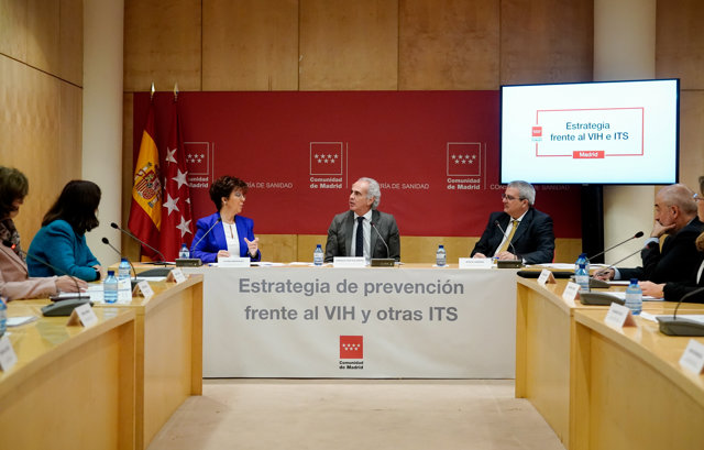 Ruiz Escudero en una reunión con expertos sobre VIH 