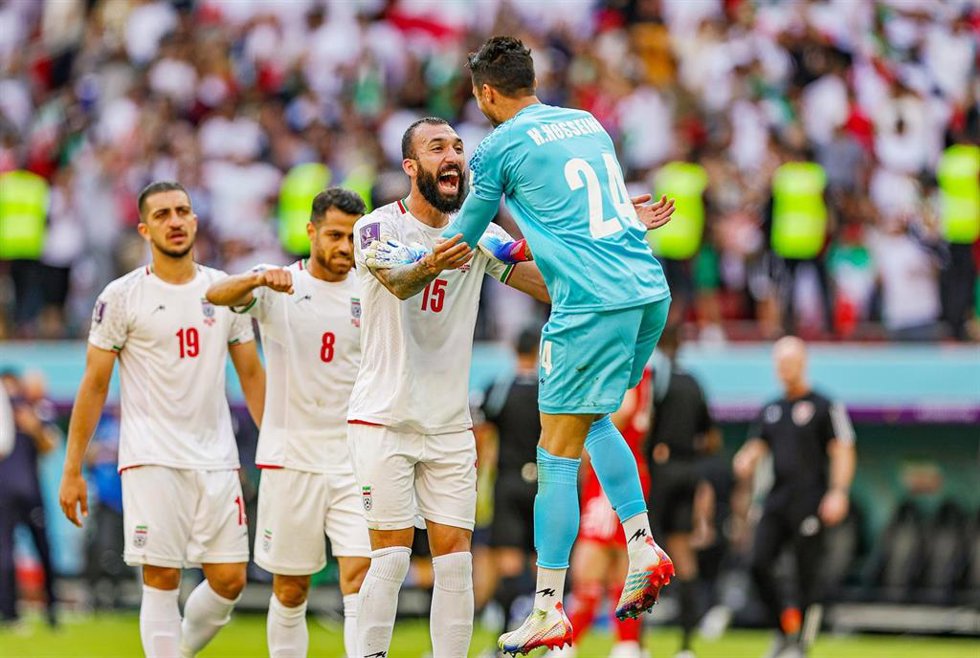 Jugadores de la selección de fútbol de Irán tras el partido contra Gales en el Mundial de Qatar