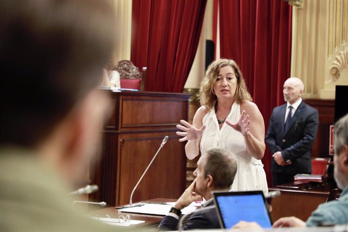 Archivo - La presidenta del Govern, Francina Armengol, responde a los diputados durante una sesión plenaria del Parlament balear.