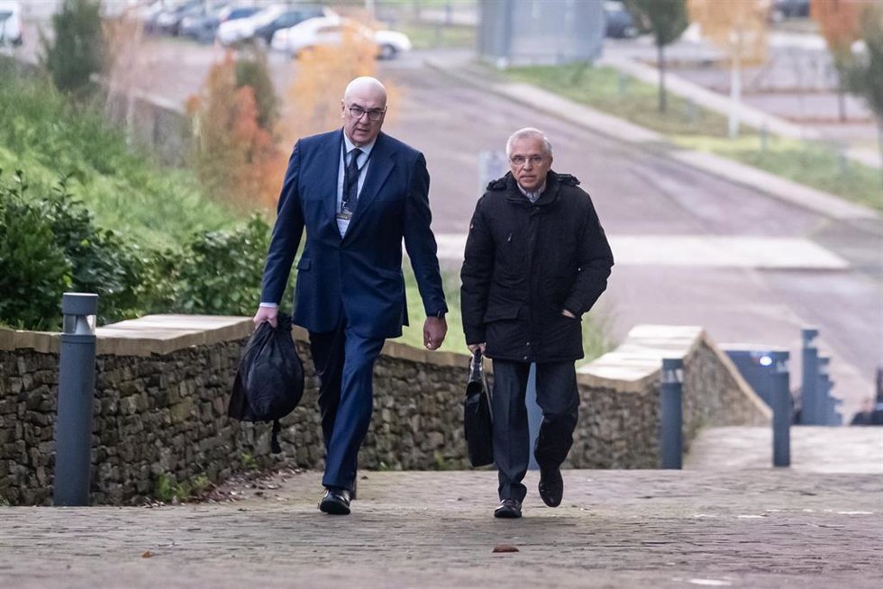 El ex director de seguridad de Renfe, Antonio Lanchares (d), a su llegada a declarar en el juicio por el accidente del Alvia, en  la Cidade da Cultura, a 29 de noviembre de 2022, en Santiago de Compostela, A Coruña, Galicia (España). Los familiares y la