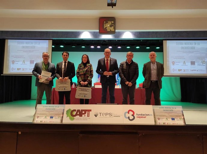 Autoridades en la inauguración del simposio 'Sierra Morena en la encrucijada. Despoblamiento, crisis rural y expectativas de desarrollo sostenible'.