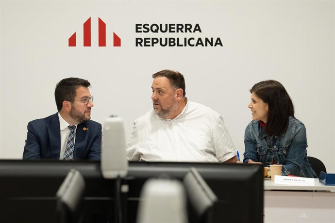 (I-D) El presidente de la Generalitat, Pere Aragons; el presidente de ERC, Oriol Junqueras y la secretaria general adjunta y portavoz de ERC, Marta Vilalta, durante la reunión de la nueva ejecutiva de ERC, a 11 de noviembre de 2022, en Barcelona, Catal